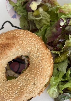 Une photo de Bagel thon tomate salade
