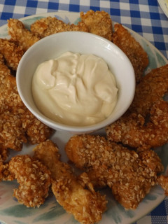 Una foto de Palitos especiales de pollo con mayonesa de naranja
