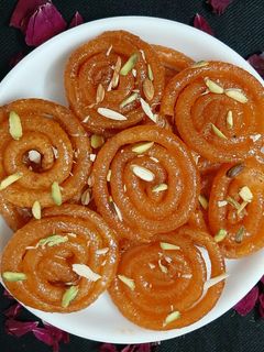 सूजी की कुरकुरी जलेबी (Suji ki kurkuri jalebi recipe in Hindi) रेसिपी मुख्य फोटो