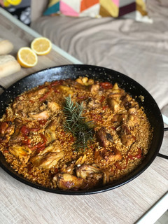Una foto de Paella de pollo y conejo con romero ¡Desde cero con todo detalle!