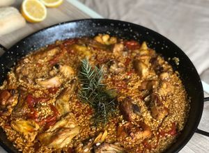 Una foto de Paella de pollo y conejo con romero ¡Desde cero con todo detalle!