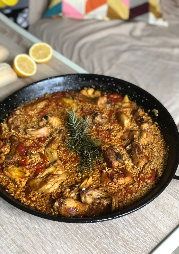 Una foto de Paella de pollo y conejo con romero ¡Desde cero con todo detalle!