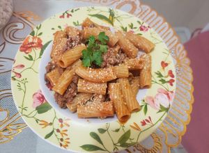 Una foto de Rigatoni a la boloñesa....🍝🍝