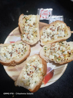 ચીઝ ગાર્લિક બ્રેડ (cheese garlic bread recipe in gujarati) રેસીપી મુખ્ય ફોટો