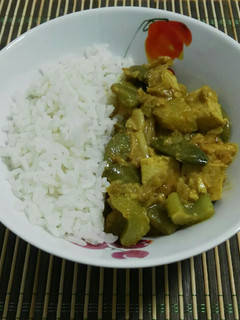 Una foto de Curry de verduras y tofu