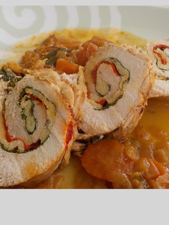 Una foto de Pechuga de pavo rellena con salsa de vino