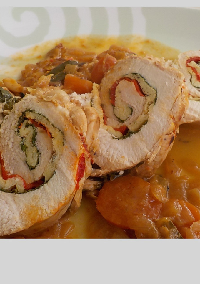 Una foto de Pechuga de pavo rellena con salsa de vino