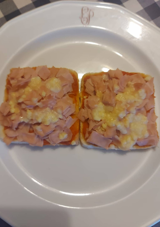 Una foto de Tostadas de Jamón York y Queso