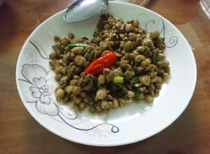 Hình của món Hến xào cay.