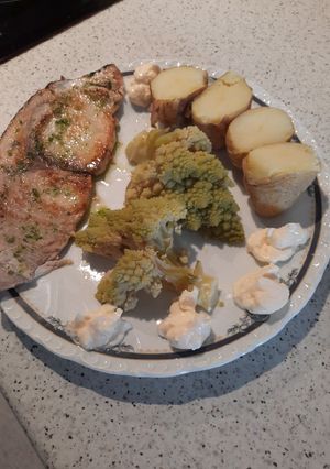 Una foto de Romanescu con patatas y alioli