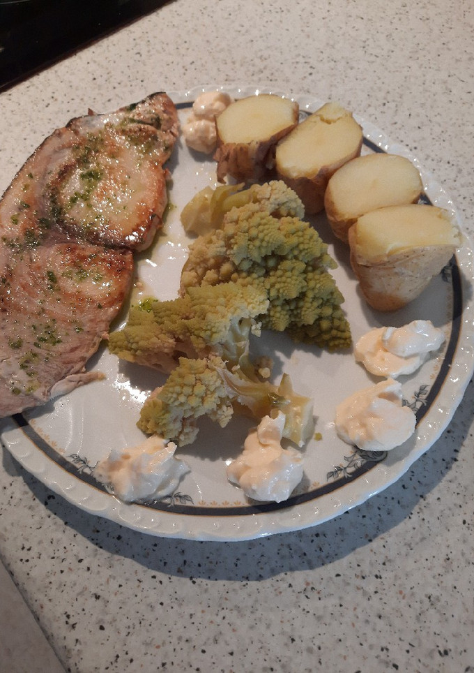 Una foto de Romanescu con patatas y alioli