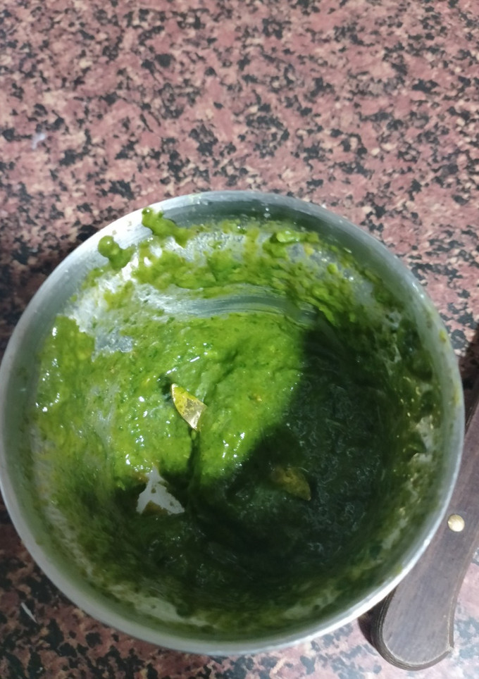 Una foto de Salsa de perejil y pistachos