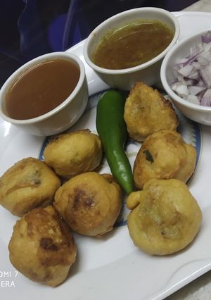 A picture of Batata vada.