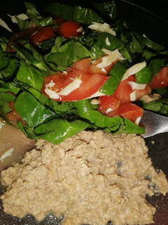 Una foto de Ensalada de tomate, espinaca y queso