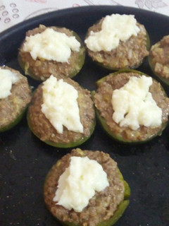 Una foto de Zapallitos rellenos de carne picada y salsa blanca