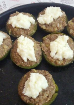 Una foto de Zapallitos rellenos de carne picada y salsa blanca