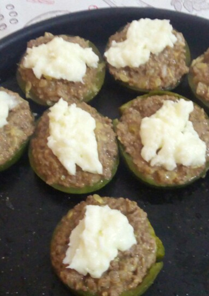 Una foto de Zapallitos rellenos de carne picada y salsa blanca