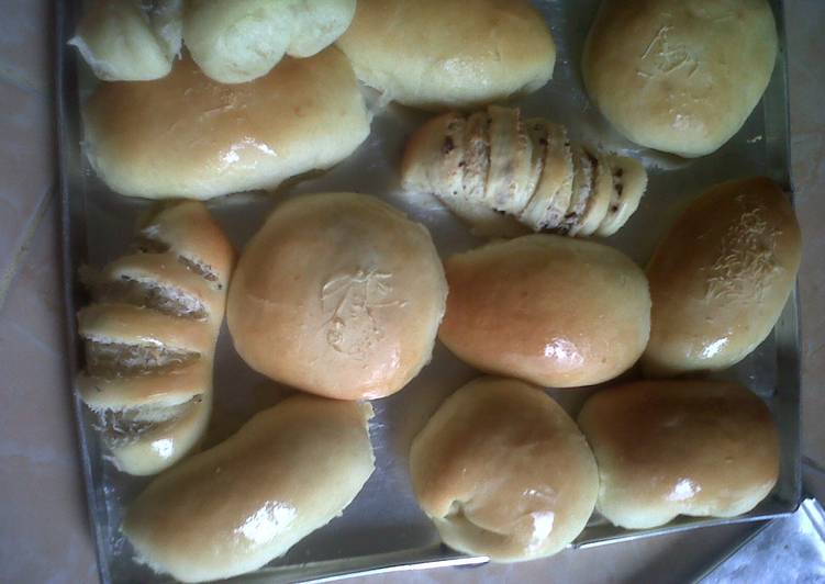 Bagaimana Membuat Aneka roti isi with(starter dough feat water roux) Anti Gagal