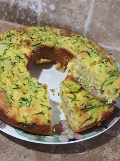 Foto di CIAMBELLA SALATA CON ZUCCHINE,RICOTTA E PROSCIUTTO COTTO