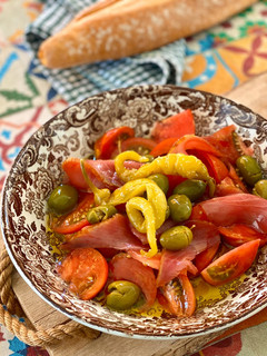 Una foto de Ensalada de mojama alicantina