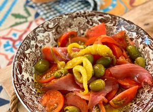Una foto de Ensalada de mojama alicantina
