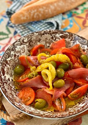 Una foto de Ensalada de mojama alicantina