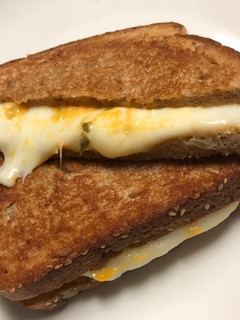 Una foto de Sándwich de queso (Tostadito🤤)