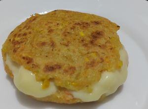 Una foto de Arepas🫓de calabacín y zanahoria con queso🧀🥕🥯