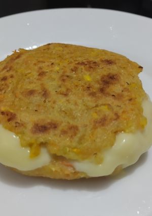 Una foto de Arepas🫓de calabacín y zanahoria con queso🧀🥕🥯