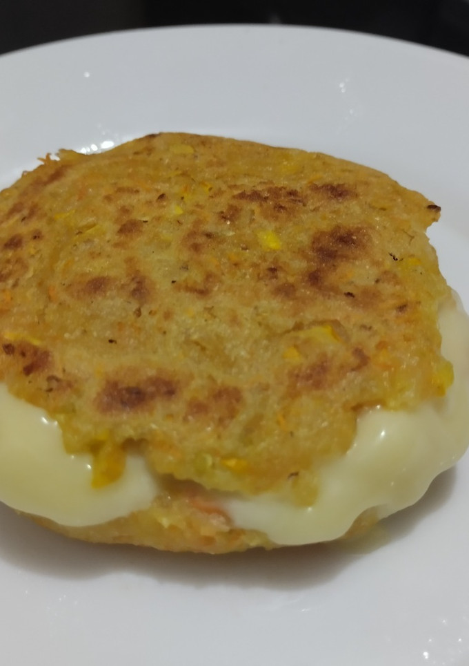 Una foto de Arepas🫓de calabacín y zanahoria con queso🧀🥕🥯