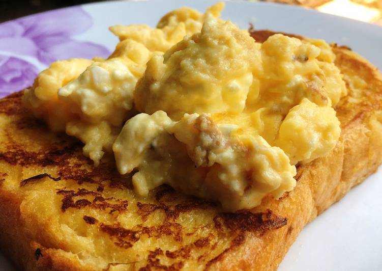 French Toast กับ Cream Cheese Scrambled Egg