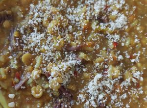 Una foto de Garbanzos con carne y cúrcuma 💫
