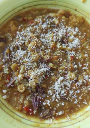 Una foto de Garbanzos con carne y cúrcuma 💫