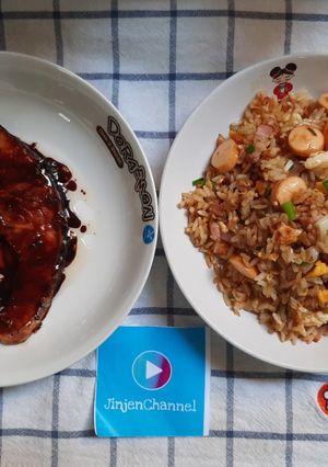 รูปของ ข้าวผัดไข่ฮอทด็อกเบคอนกับแซลมอนย่างซอสเทอริยากิ