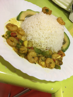 Una foto de Gambas con verduras 🍤