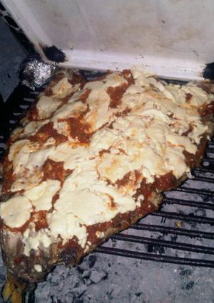 Una foto de Pescado asado con salsa arriba!! tipo pizza riquísimo