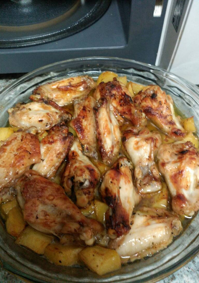 Una foto de Alitas con patatas en microondas