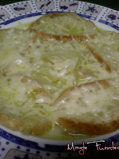 Una foto de Sopa de cebolla a mi estilo
