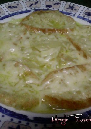 Foto principal de Sopa de cebolla a mi estilo