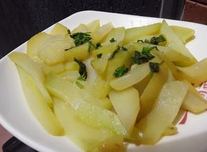 Una foto de Guatila / chayote / yota con aceite de oliva y ajo..