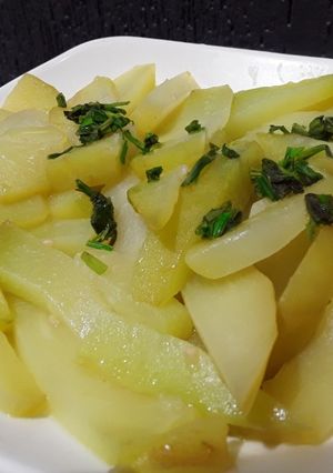 Una foto de Guatila / chayote / yota con aceite de oliva y ajo..