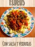 Fideos con salsa de tomates y verduras (brócoli, zanahoria, soja)