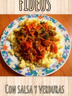 Una foto de Fideos con salsa de tomates y verduras (brócoli, zanahoria, soja)
