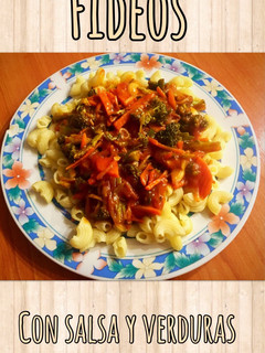 Una foto de Fideos con salsa de tomates y verduras (brócoli, zanahoria, soja)