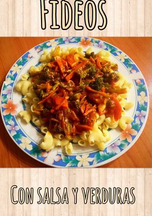 Una foto de Fideos con salsa de tomates y verduras (brócoli, zanahoria, soja)