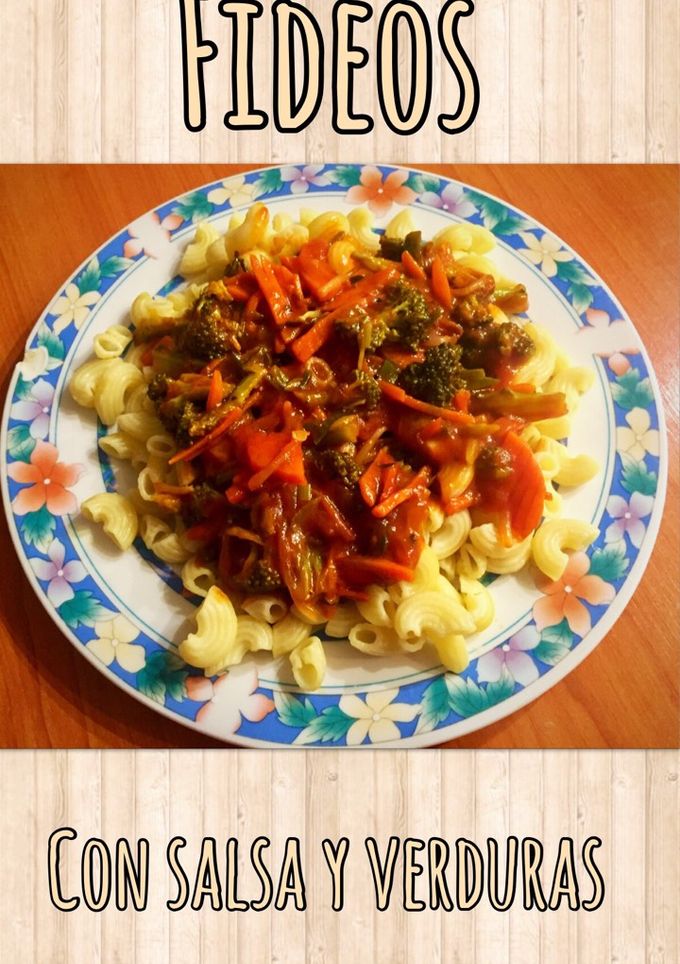 Una foto de Fideos con salsa de tomates y verduras (brócoli, zanahoria, soja)