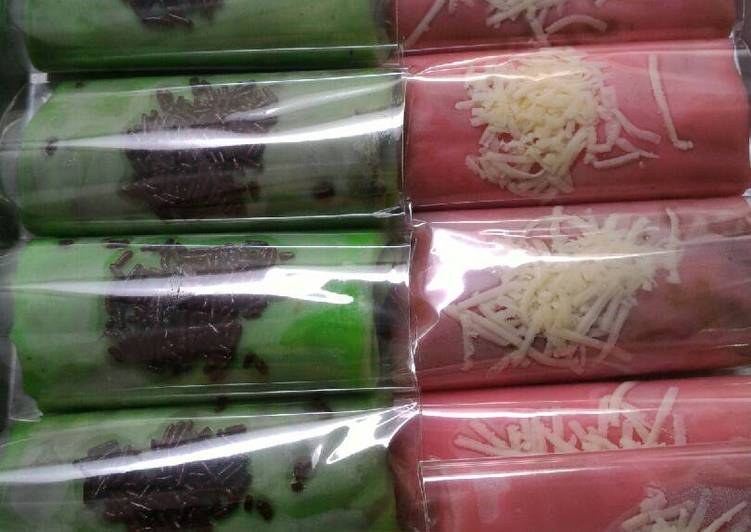 Dadar gulung isi pisang cokelat & keju