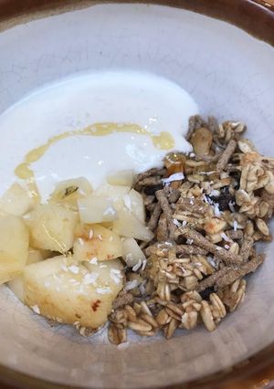 Una foto de Granola con yogur
