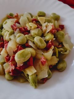 Una foto de Habas con jamón