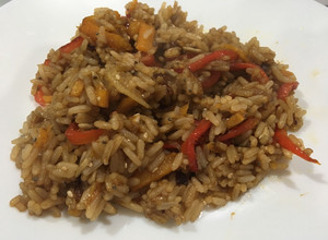 Una foto de Arroz con verduras salteadas y salsa de soja!